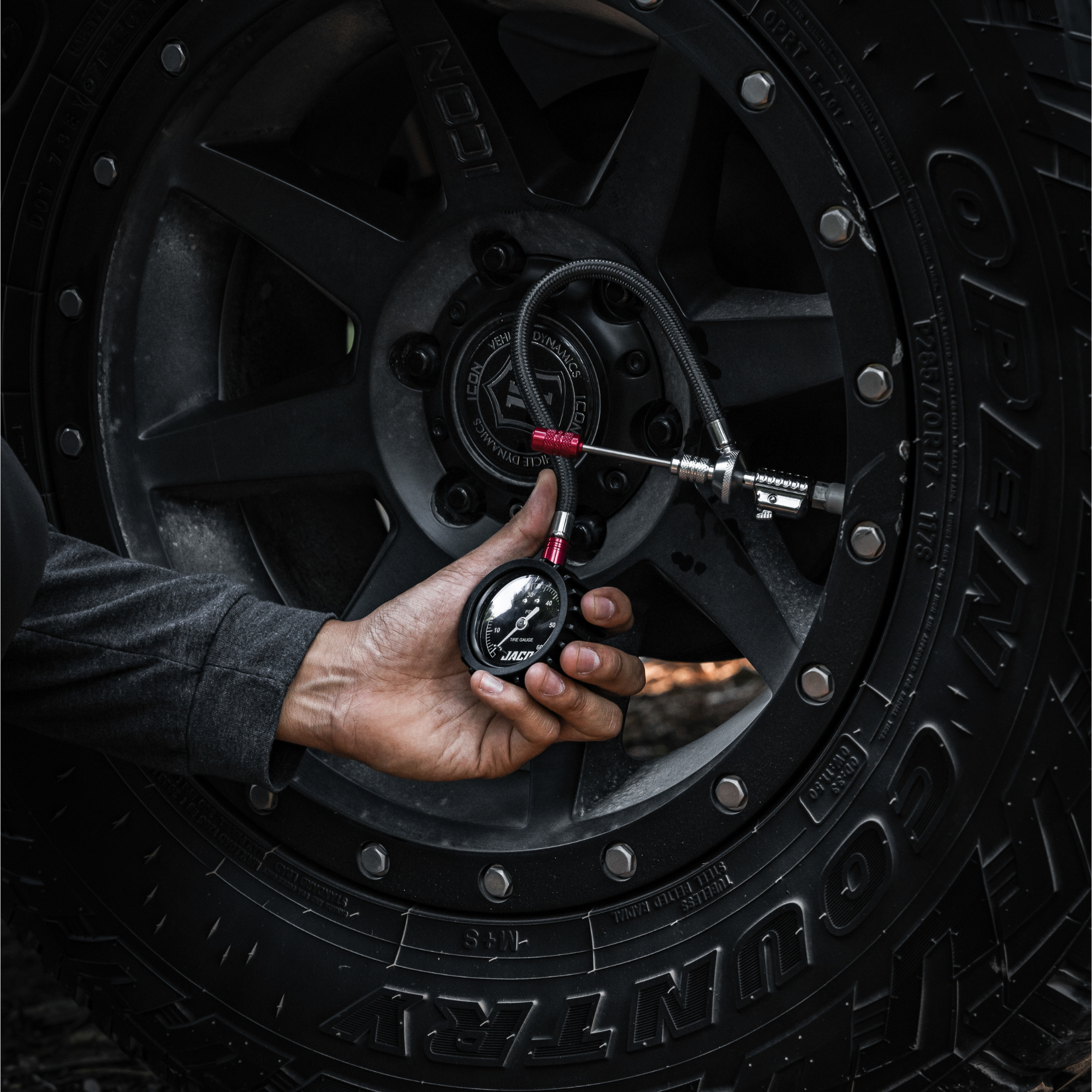 Lightning™ RX4 Tire Deflator with Gauge - 60 PSI | Quick-Connect Rapid Air Down Tool for Off Road 4x4